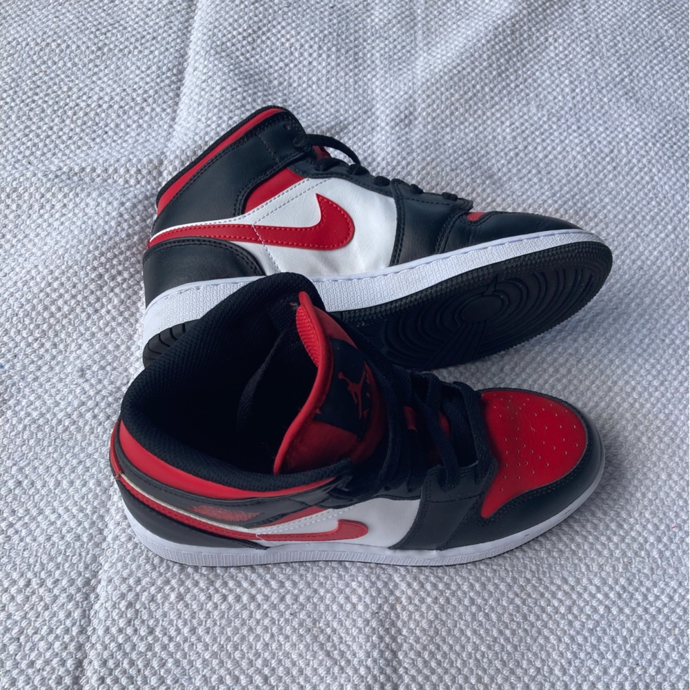 Nike Air Jordan 1 Mid Black/Red/White High-Top Sneakers Youth 5 EUC